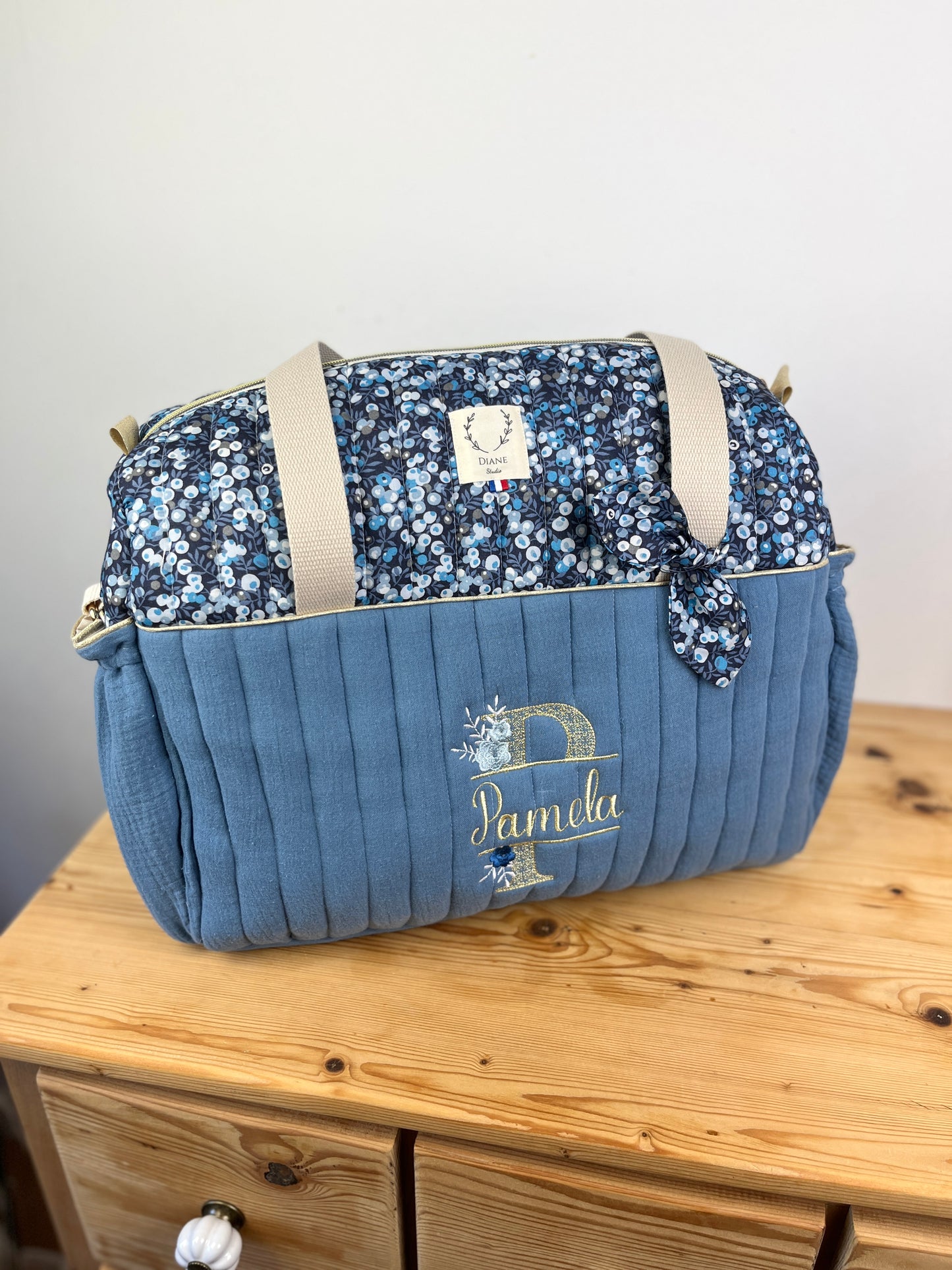 Ensemble : Sac à langer/voyage, trousse de toilette,couverture, protège carnet, pochon et béguin