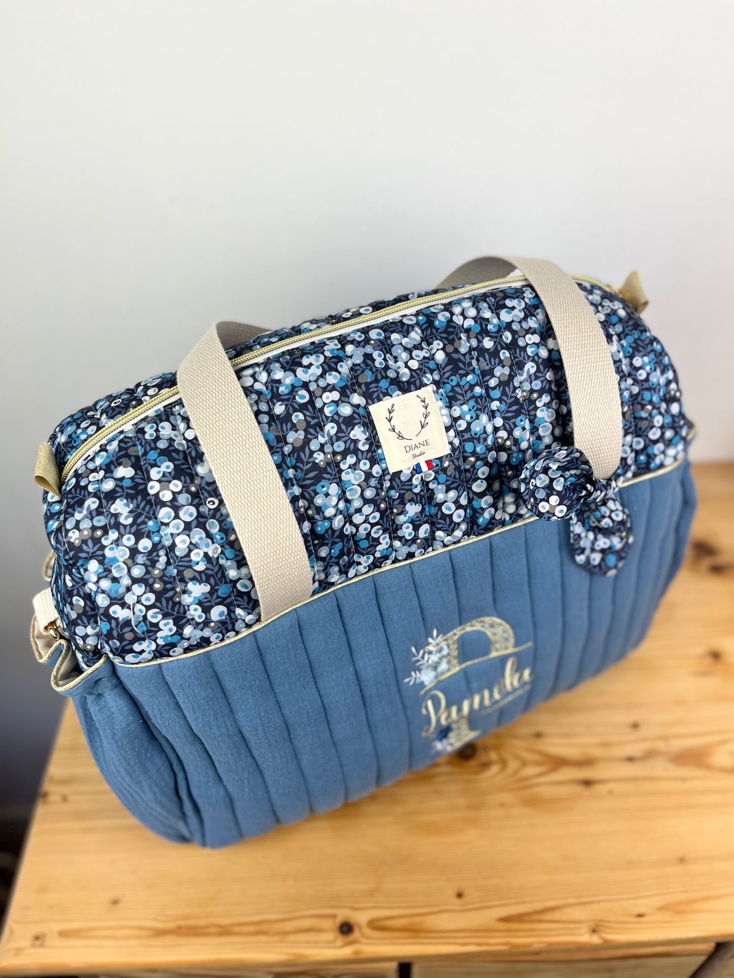 Ensemble : Sac à langer/voyage, trousse de toilette,couverture, protège carnet, pochon et béguin