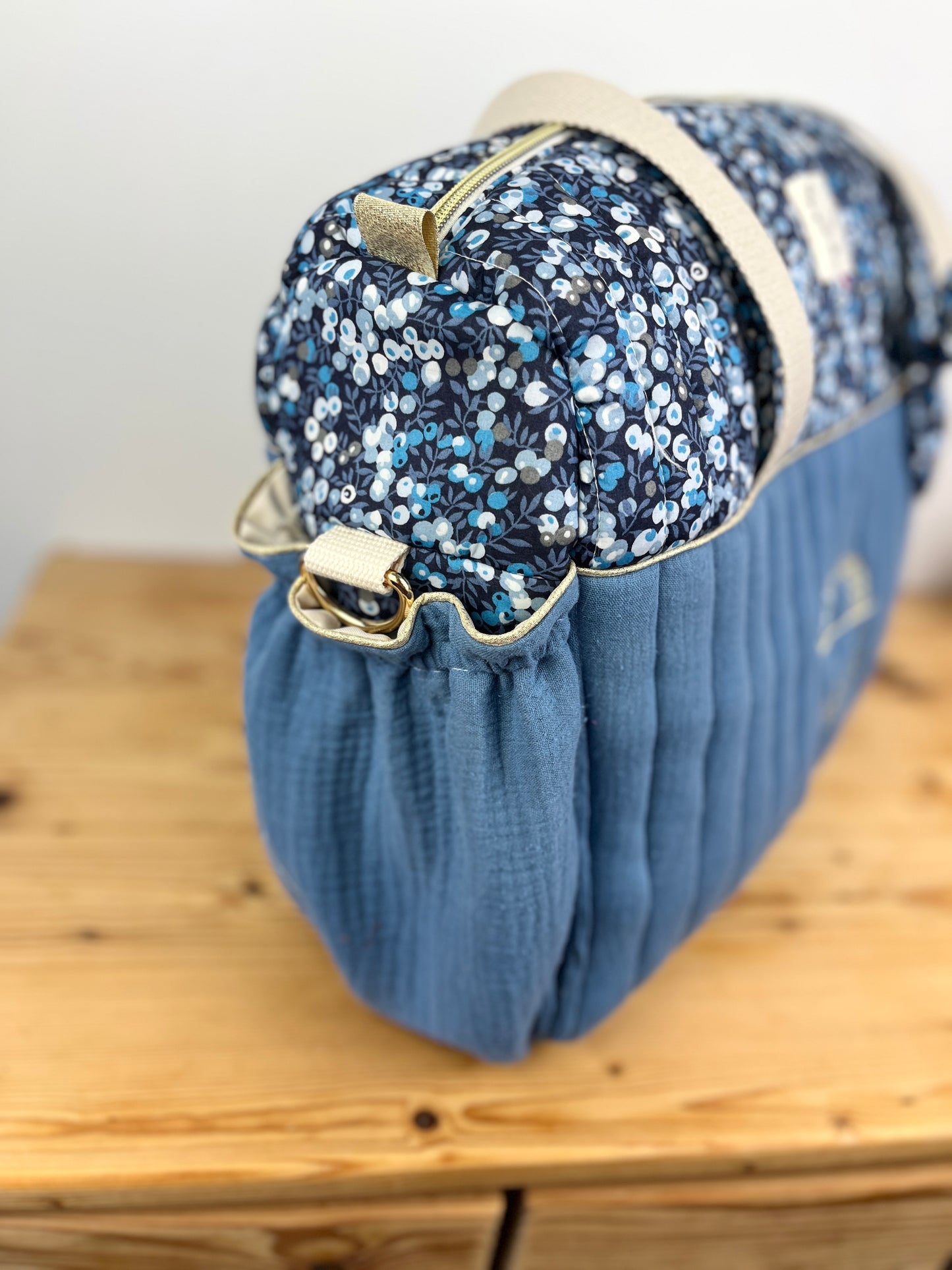 Ensemble : Sac à langer/voyage, trousse de toilette,couverture, protège carnet, pochon et béguin