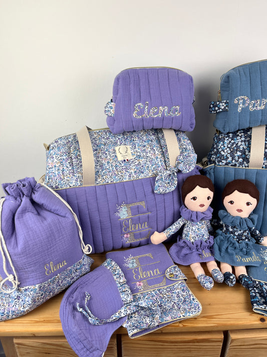 Ensemble : Sac à langer, trousse de toilette, poupée, protège carnet, pochon et béguin