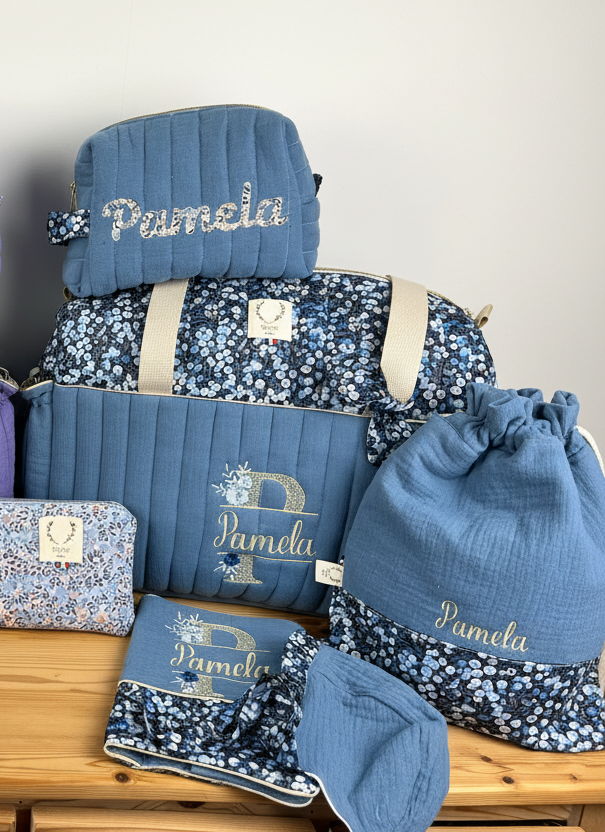 Ensemble : Sac à langer/voyage, trousse de toilette,couverture, protège carnet, pochon et béguin