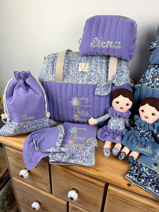 Ensemble : Sac à langer, trousse de toilette,couverture, poupée, protège carnet, pochon et béguin