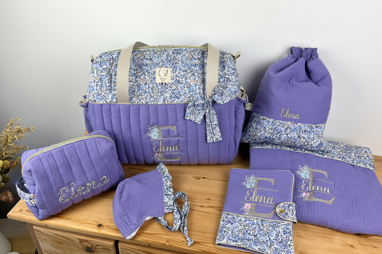 Ensemble : Sac à langer/voyage, trousse de toilette,couverture, protège carnet, pochon et béguin