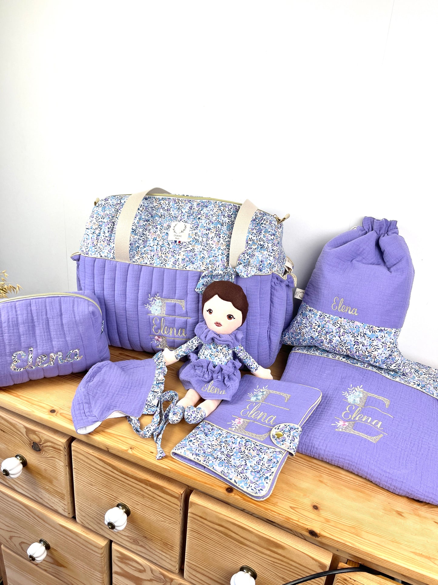 Ensemble : Sac à langer, trousse de toilette,couverture, poupée, protège carnet, pochon et béguin