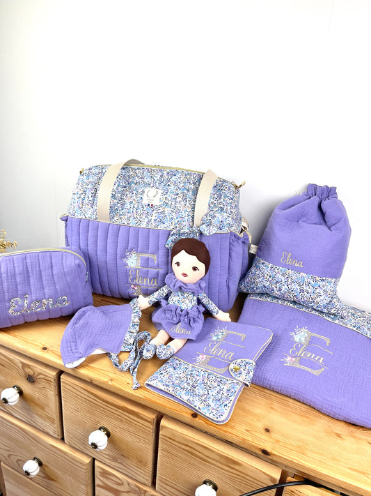 Ensemble : Sac à langer, trousse de toilette,couverture, poupée, protège carnet, pochon et béguin