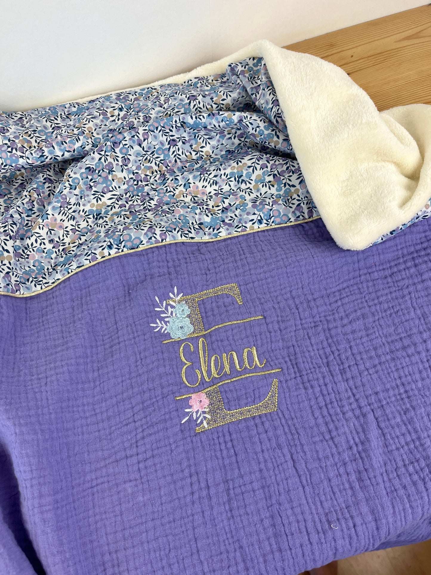 Ensemble : Sac à langer/voyage, trousse de toilette,couverture, protège carnet, pochon et béguin