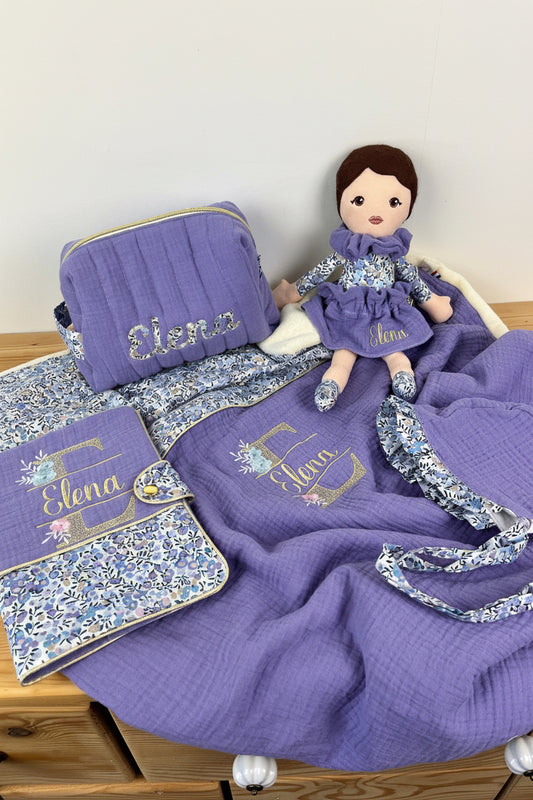 Ensemble : Trousse de toilette, couverture, poupée, protège carnet, et béguin