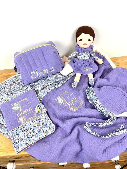 Ensemble : Trousse de toilette, couverture, poupée, protège carnet, et béguin