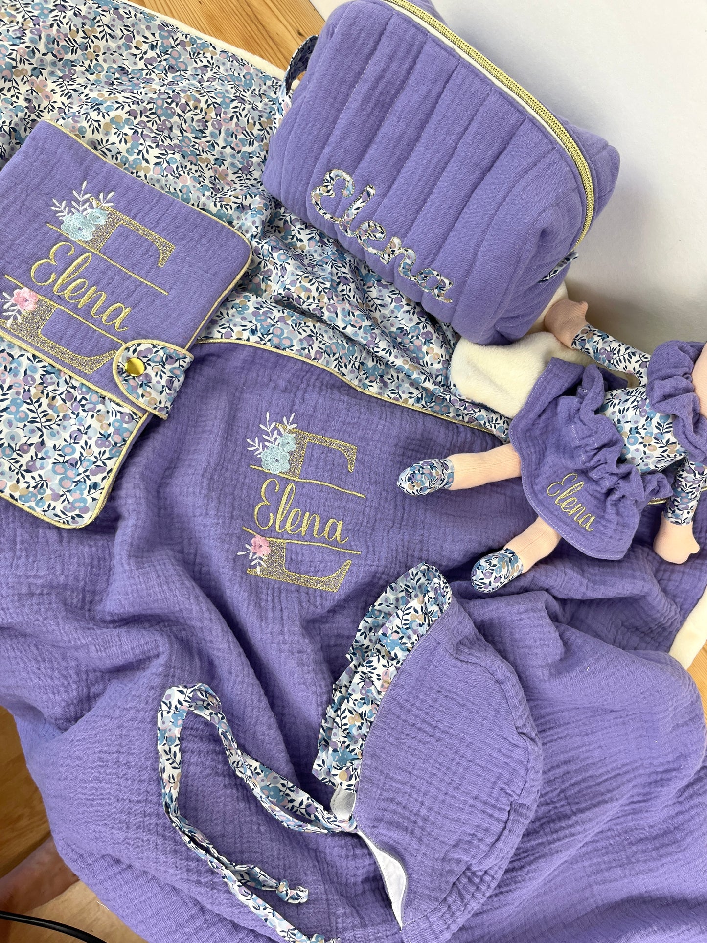 Ensemble : Sac à langer/voyage, trousse de toilette,couverture, protège carnet, pochon et béguin