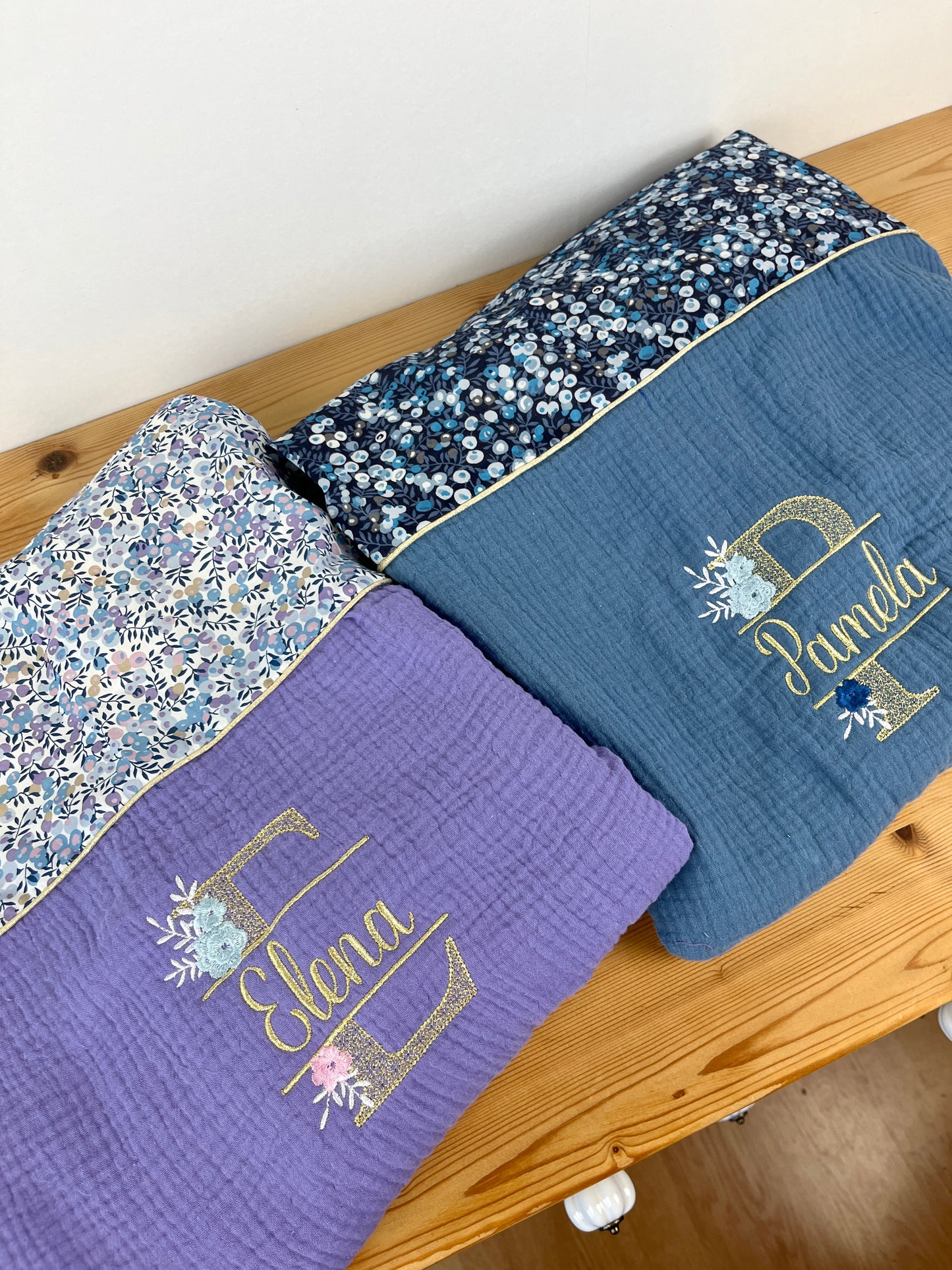 Ensemble : Sac à langer/voyage, trousse de toilette,couverture, protège carnet, pochon et béguin