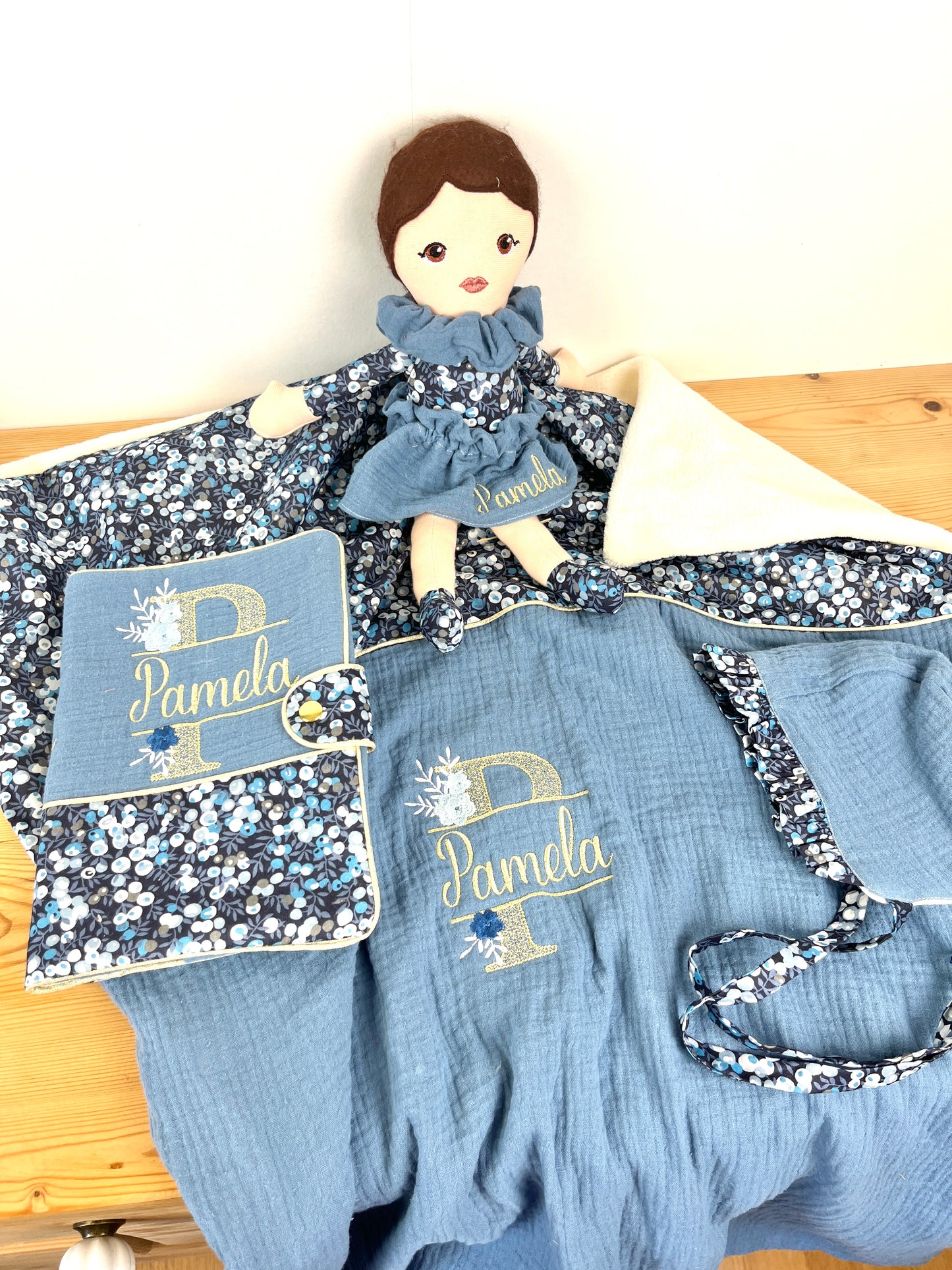 Ensemble : Trousse de toilette, couverture, poupée, protège carnet, et béguin