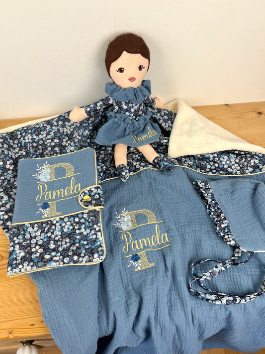 Ensemble : Trousse de toilette, couverture, poupée, protège carnet, et béguin