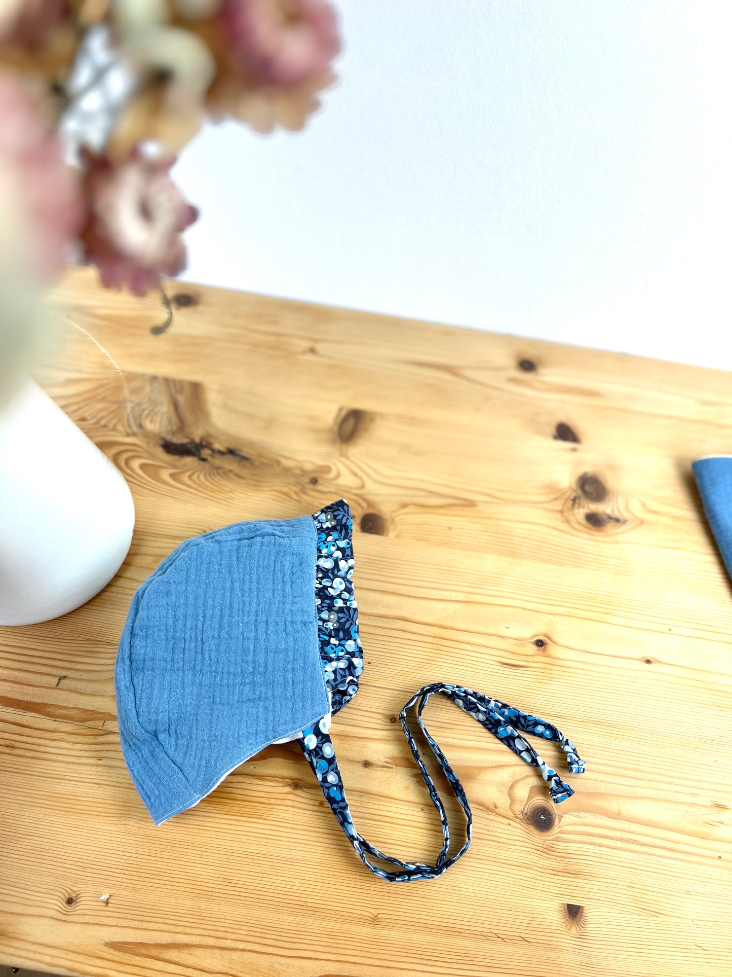 Ensemble : Sac à langer, trousse de toilette, poupée, protège carnet, pochon et béguin