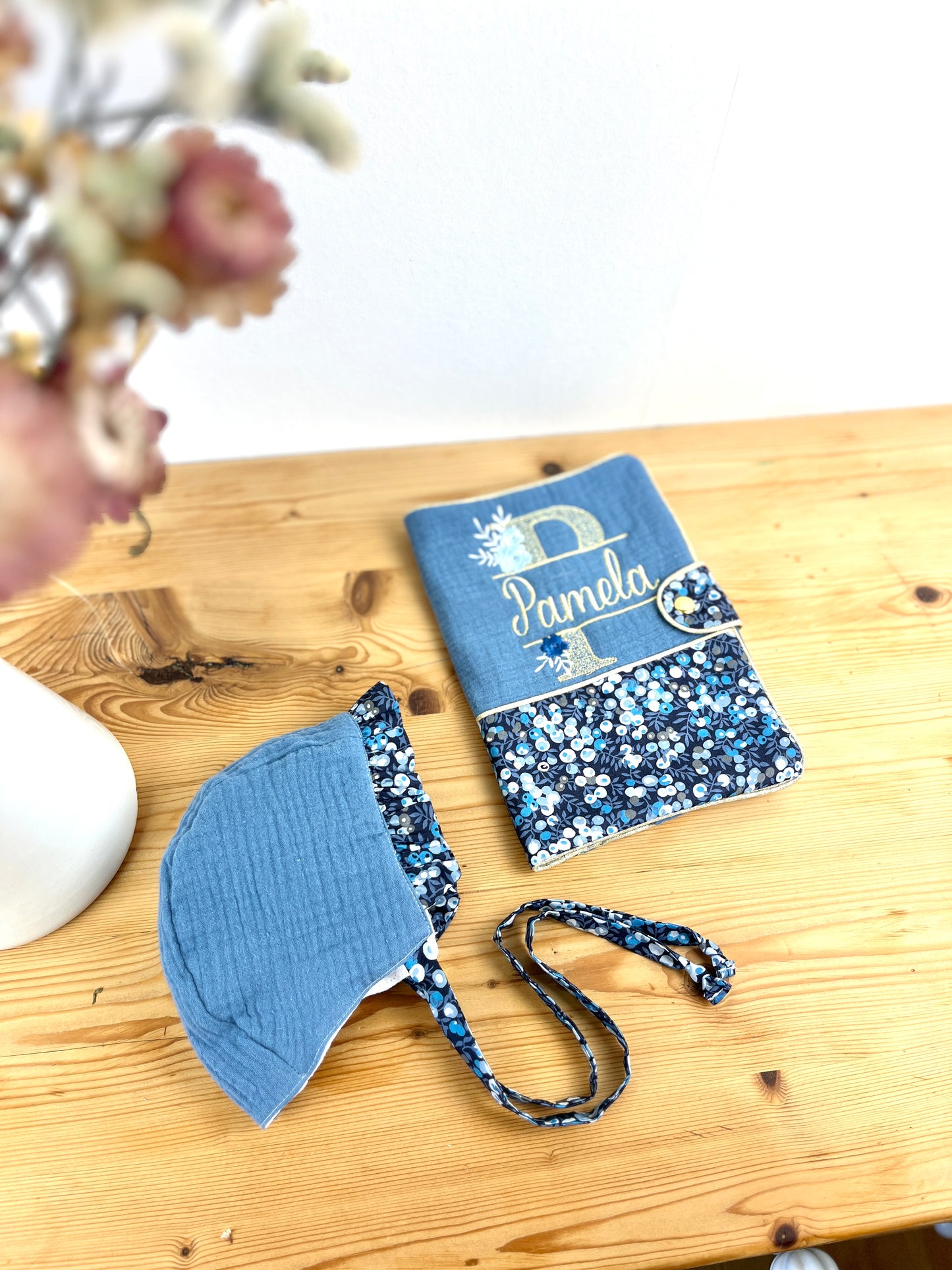 Ensemble : Sac à langer, trousse de toilette, poupée, protège carnet, pochon et béguin