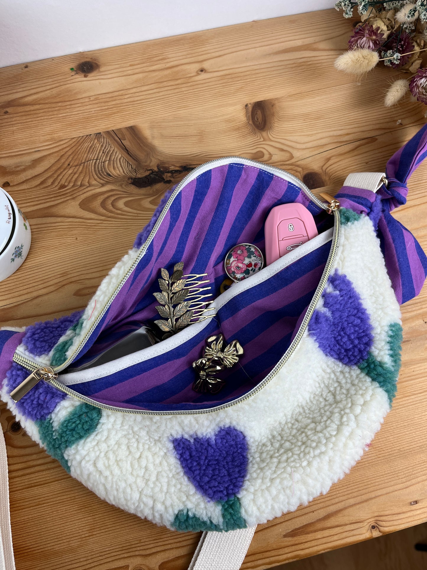 Le sac banane Eléonore sherpa tulipes mauves