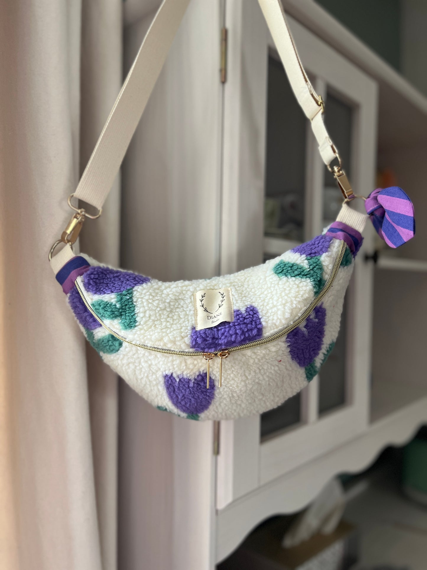 Le sac banane Eléonore sherpa tulipes mauves