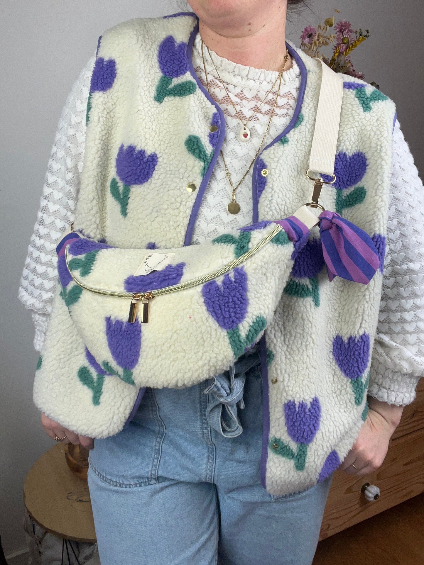 Le sac banane Eléonore sherpa tulipes mauves