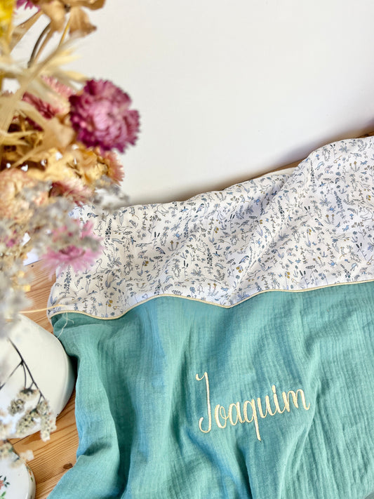 Couverture Liberty Théo et double gaze eucalyptus