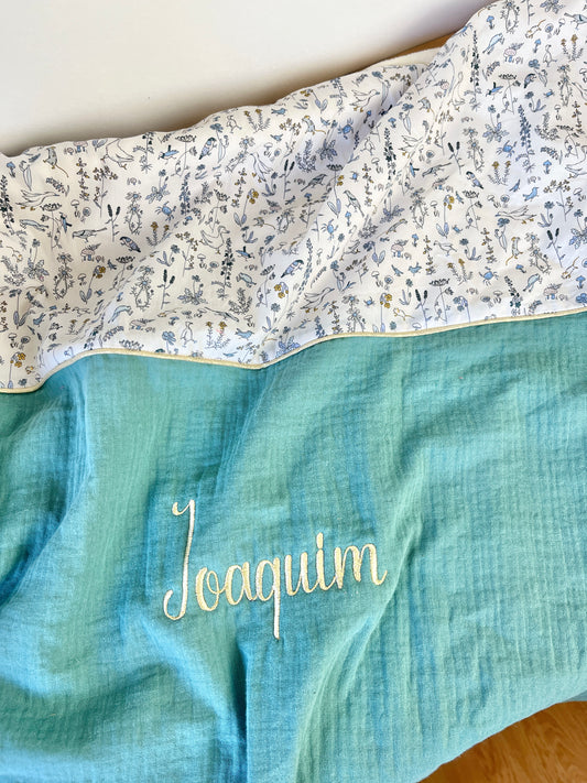 Couverture Liberty Théo et double gaze eucalyptus