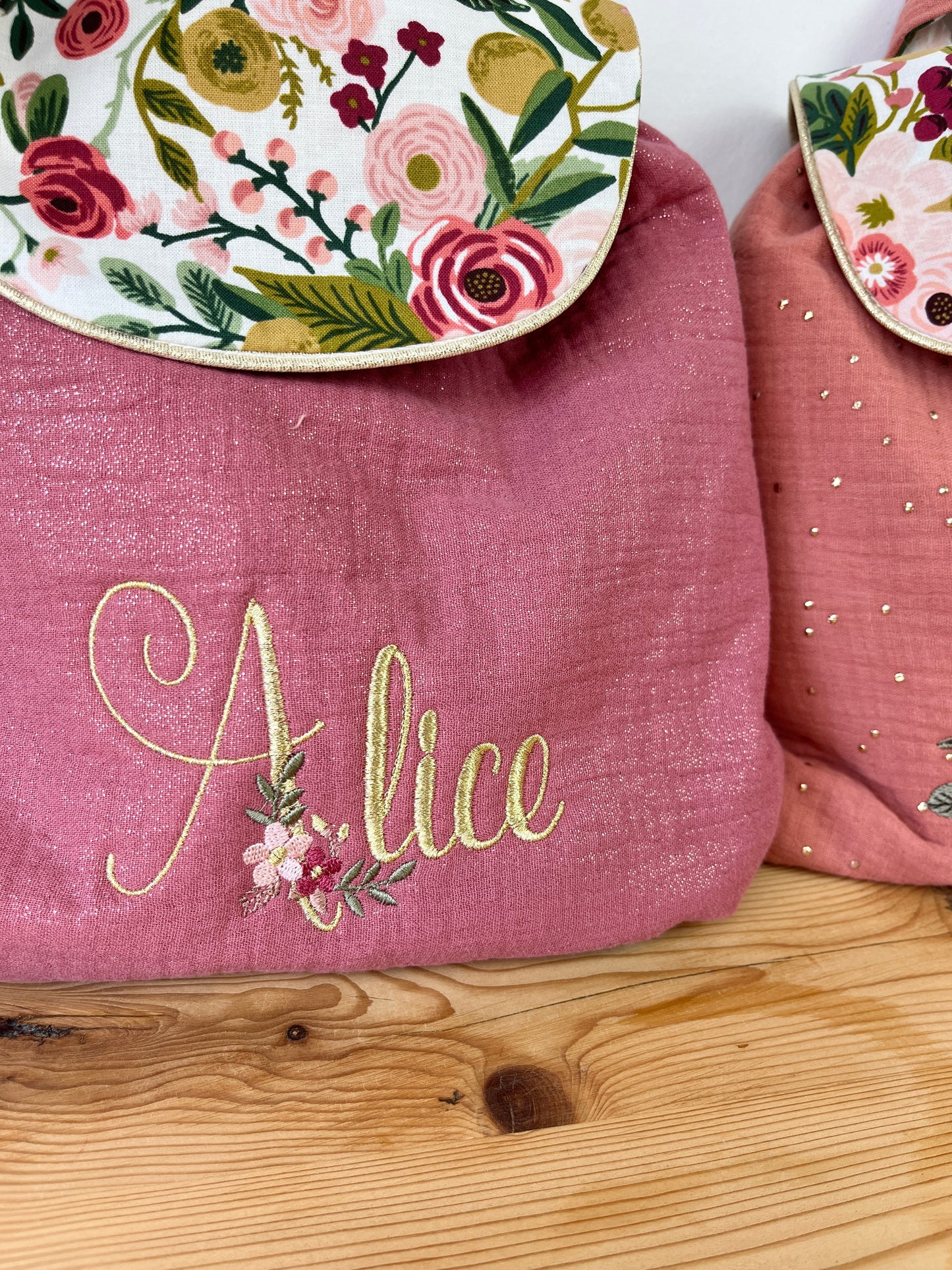 Le sac à dos enfant personnalisé Églantine marsala et garden party