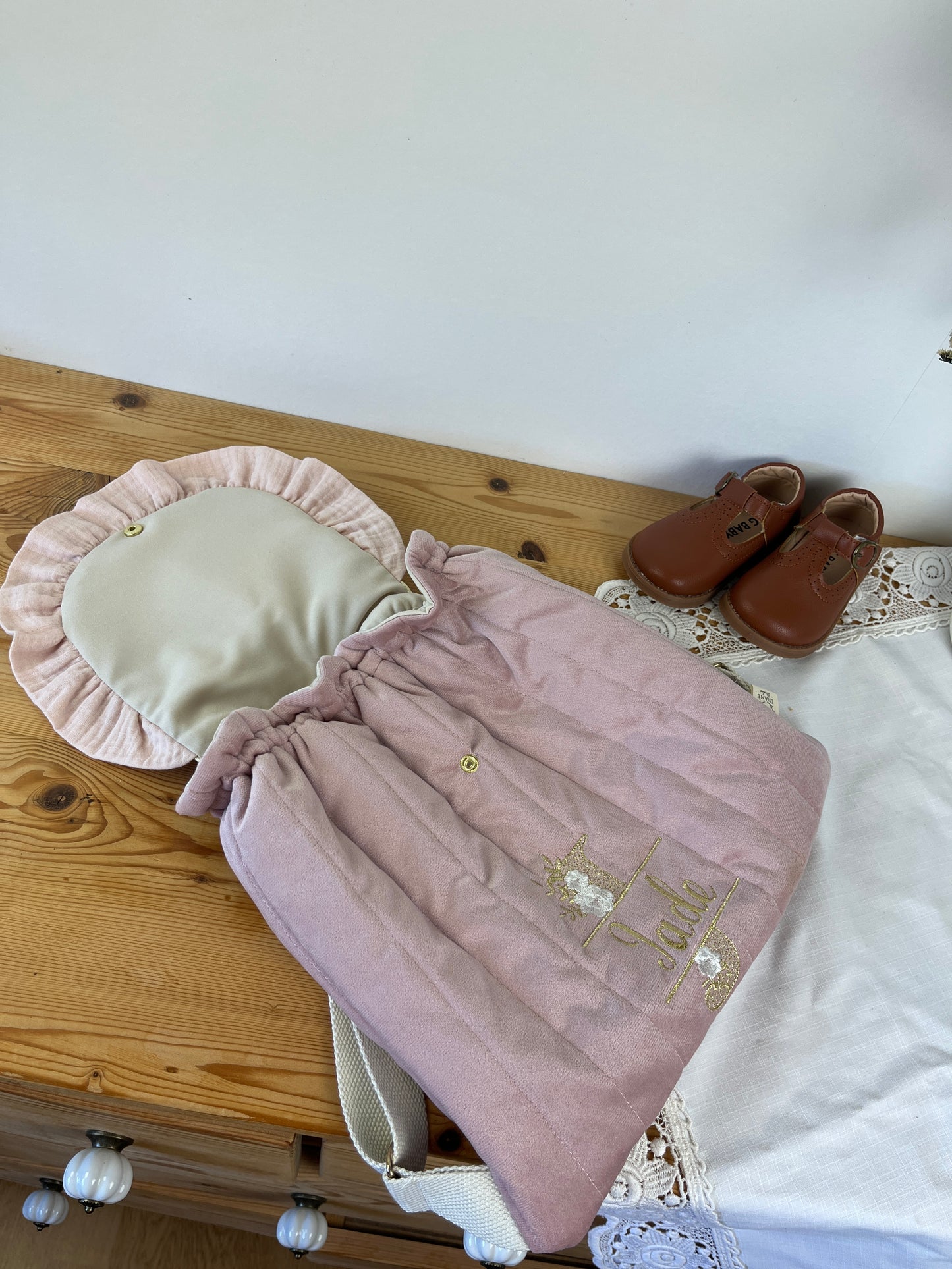 Le sac à dos Églantine velours rose poudré et jacquard roses