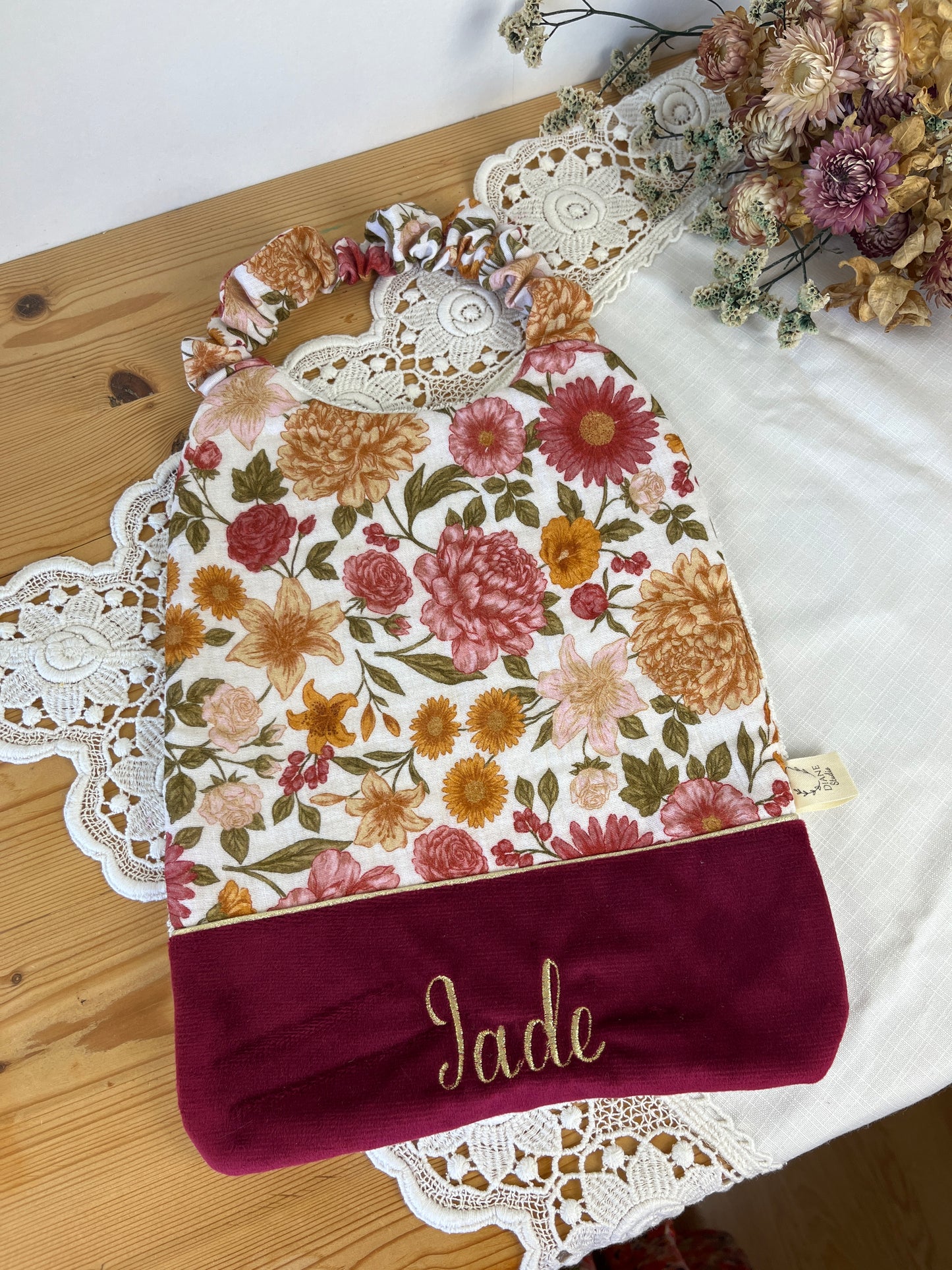 La serviette élastiquée velours cerise et gaze Elisabeth