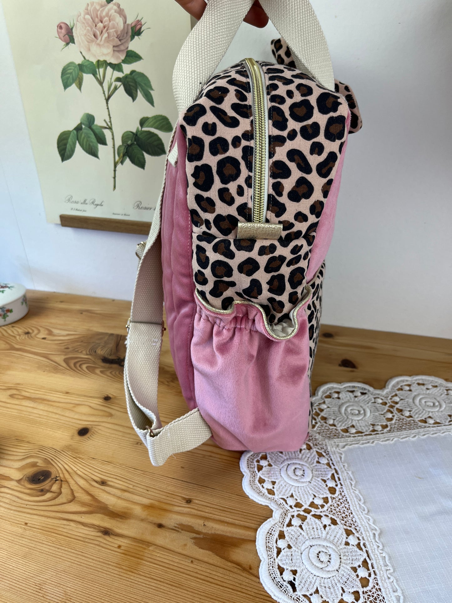 Le sac à dos enfant Ombeline gaze léopard et velours rose thé