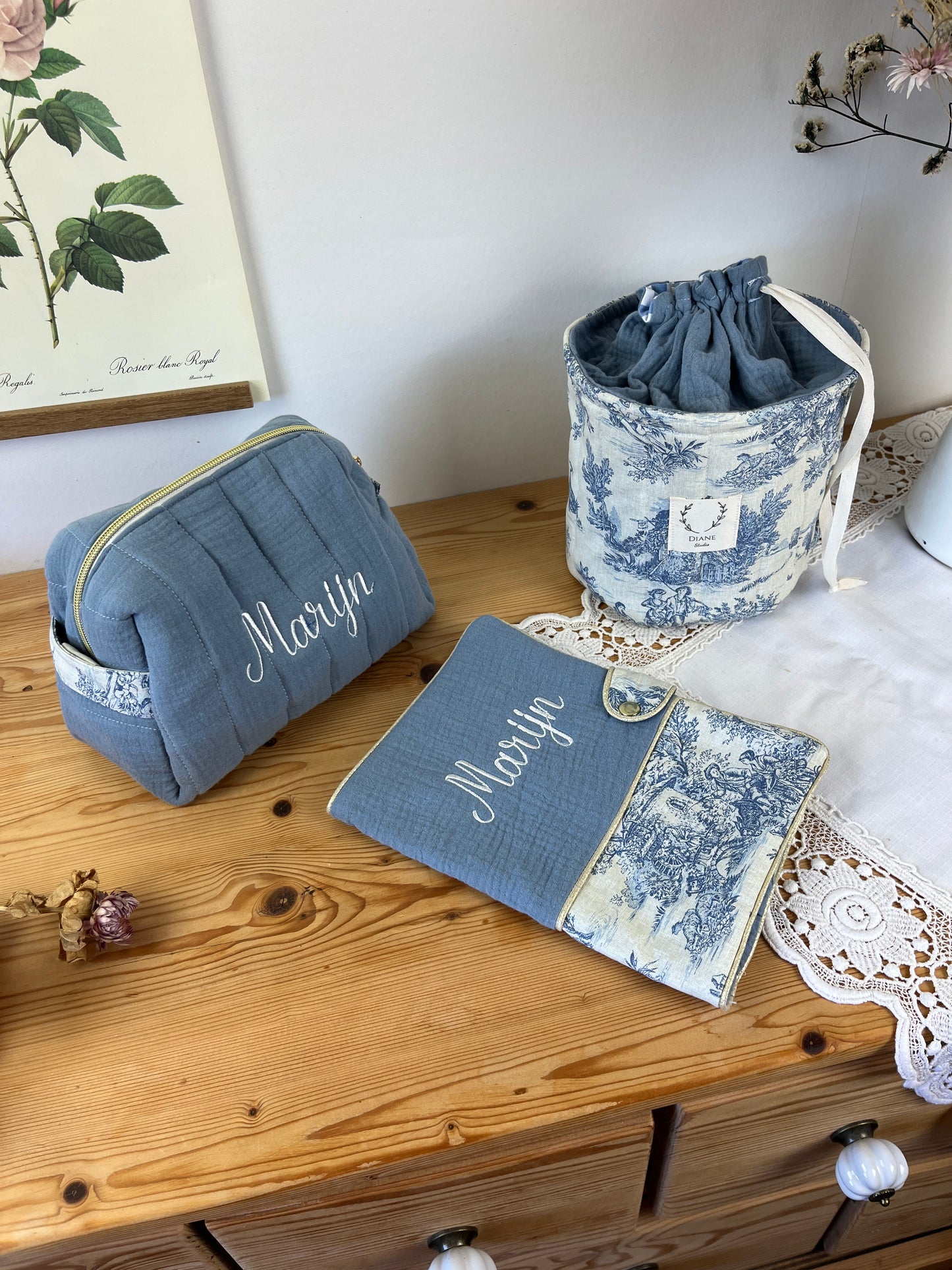 Ensemble : Trousse de toilette, couverture, panier pochon et protège carnet personnalisable