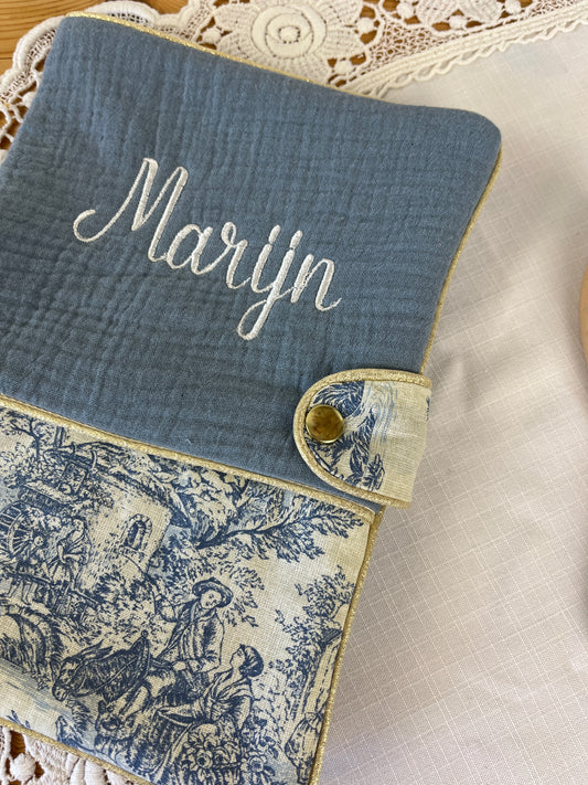 Ensemble : Trousse de toilette, couverture, et protège carnet gaze et jouy bleu