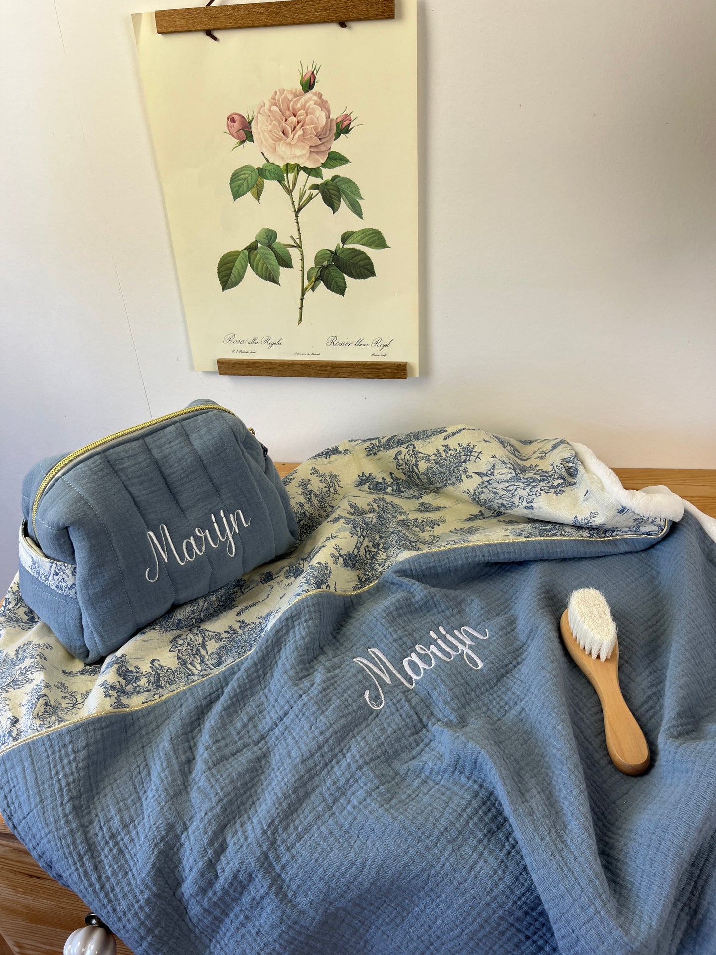 Ensemble : Trousse de toilette, couverture, panier pochon et protège carnet personnalisable