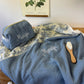 Ensemble : Trousse de toilette et couverture gaze et jouy bleu
