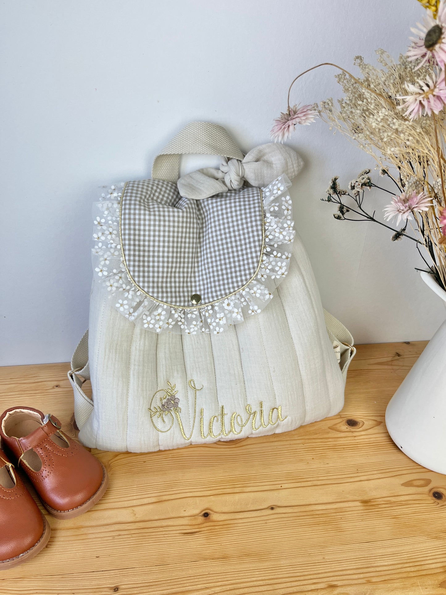 Le sac à dos Églantine gaze crème, vichy galet et tulle fleurs dorés