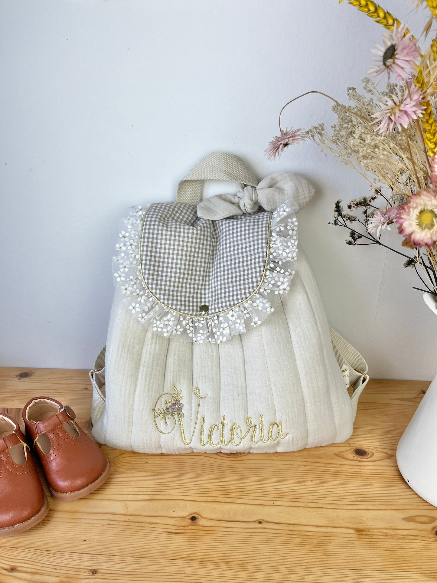 Le sac à dos Églantine gaze crème, vichy galet et tulle fleurs dorés