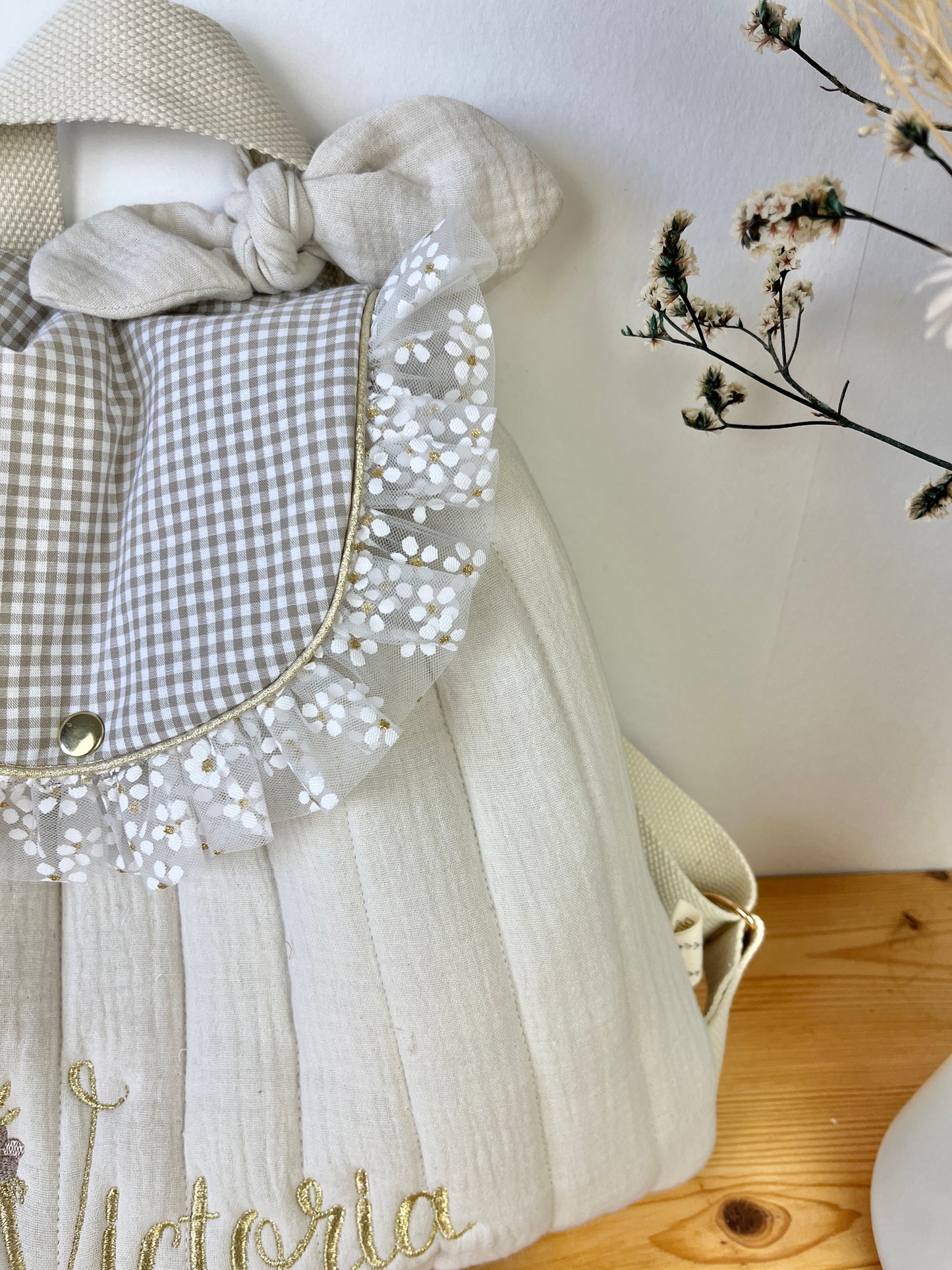 Le sac à dos Églantine gaze crème, vichy galet et tulle fleurs dorés
