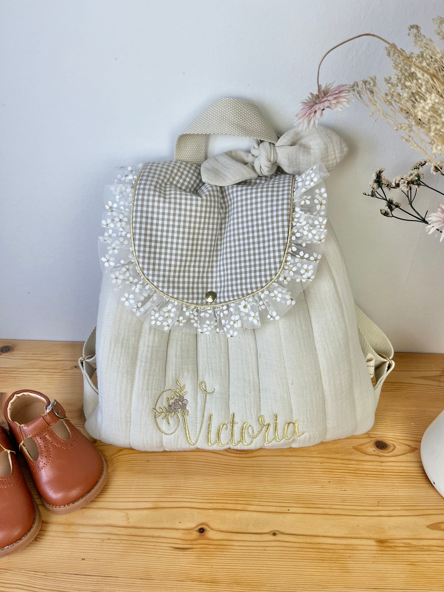 Le sac à dos Églantine gaze crème, vichy galet et tulle fleurs dorés