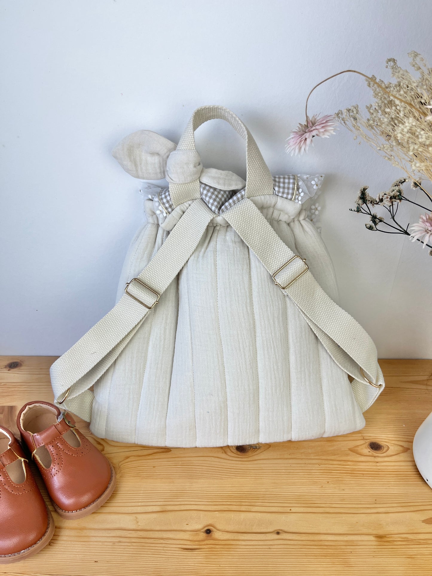 Le sac à dos Églantine gaze crème, vichy galet et tulle fleurs dorés