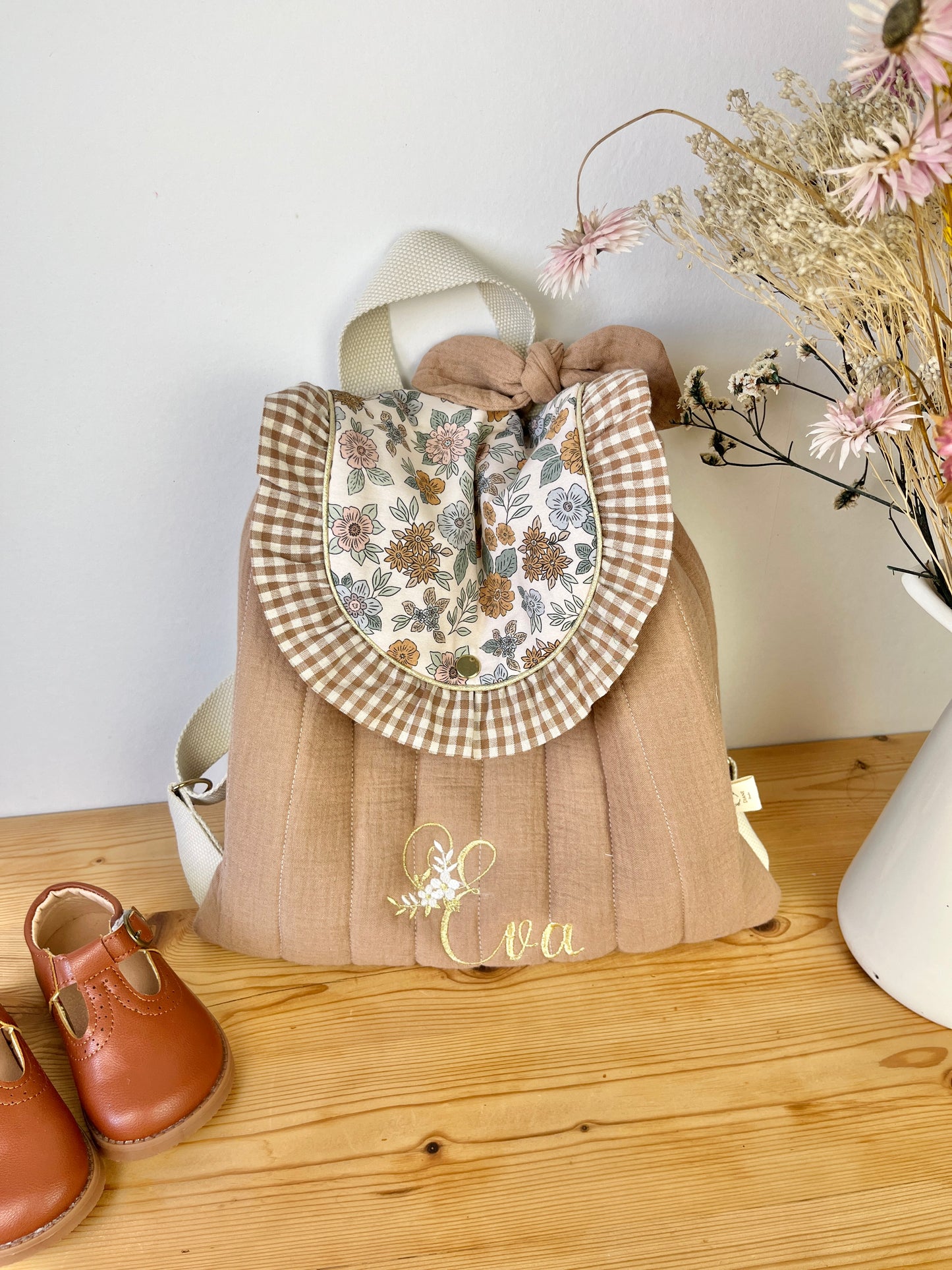 Le sac à dos Églantine gaze caramel, marion et volant vichy initiale fleur