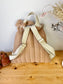 Le sac à dos Églantine gaze caramel, marion et volant vichy initiale fleur