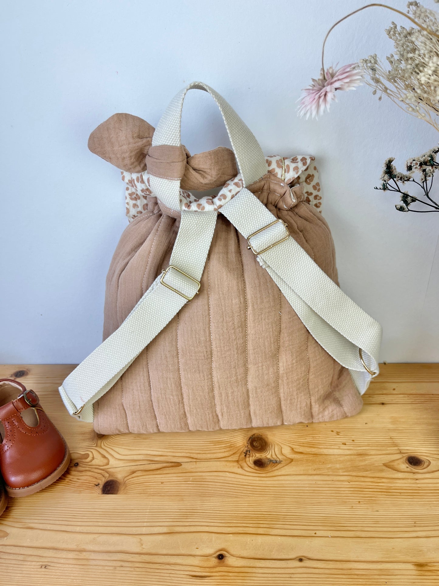 Le sac à dos Églantine gaze caramel, et léopard beige initial fleur