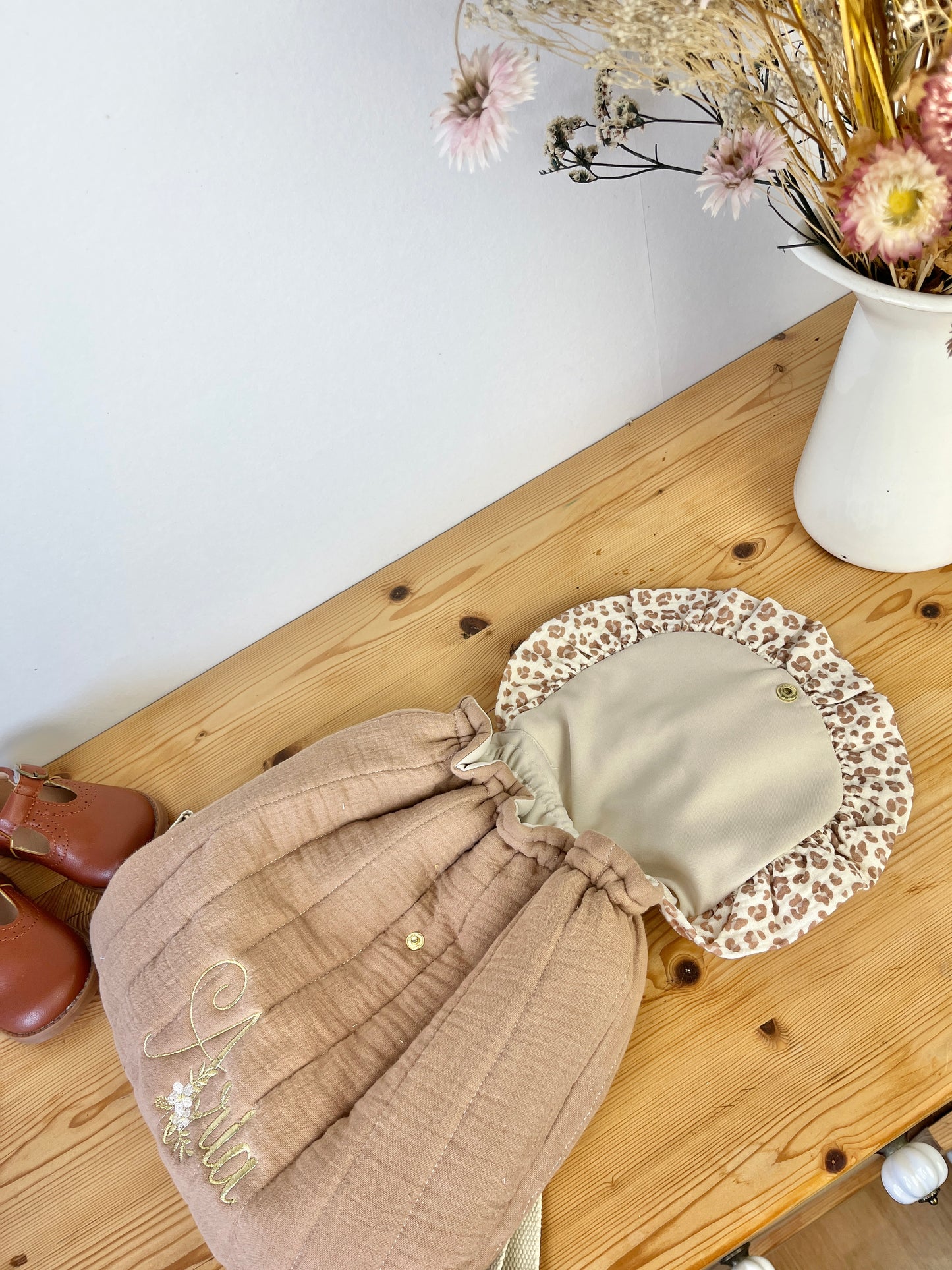 Le sac à dos Églantine gaze caramel, et léopard beige initial fleur