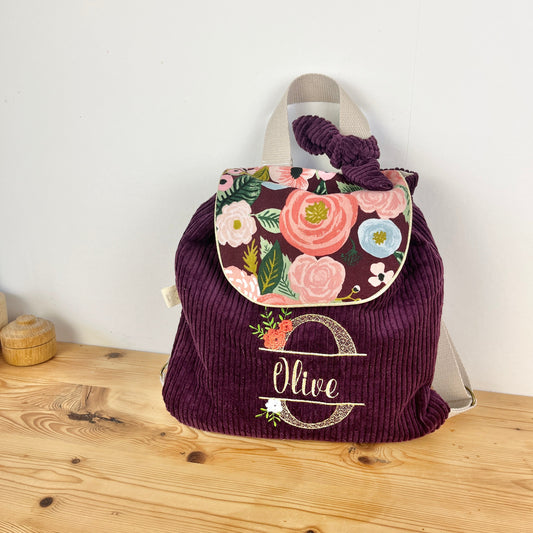 Le sac à dos enfant personnalisé Églantine Velours prune et rabat fleuri