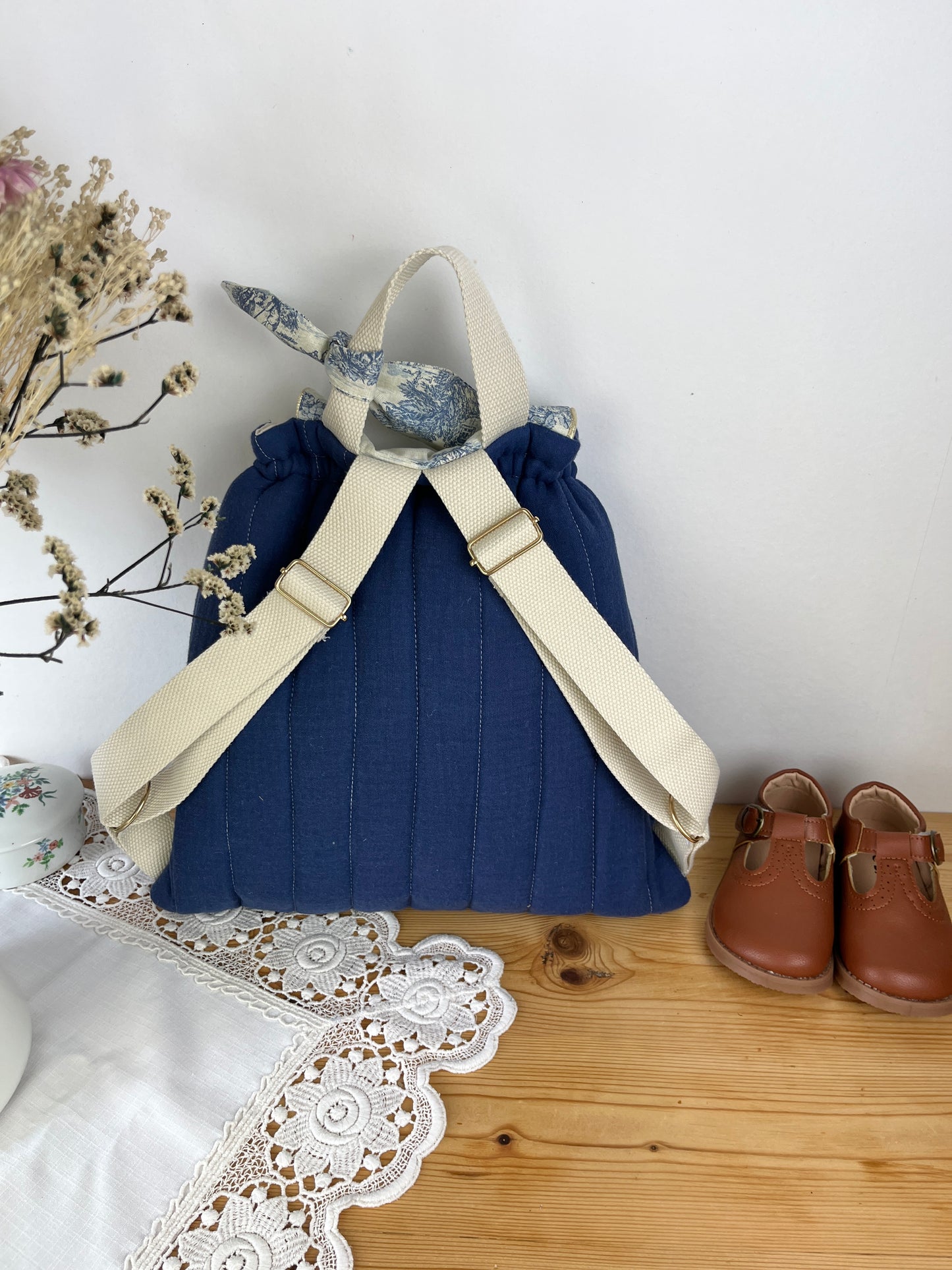 Le sac à dos Églantine gaze indigo et jouy bleu