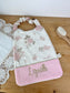 La serviette élastiquée jacquard et gaze rose
