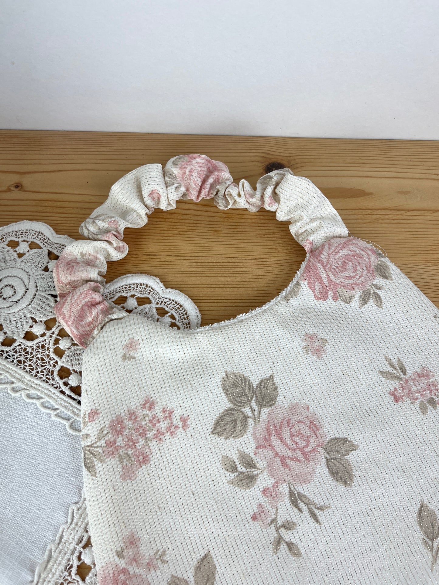 La serviette élastiquée jacquard et gaze rose