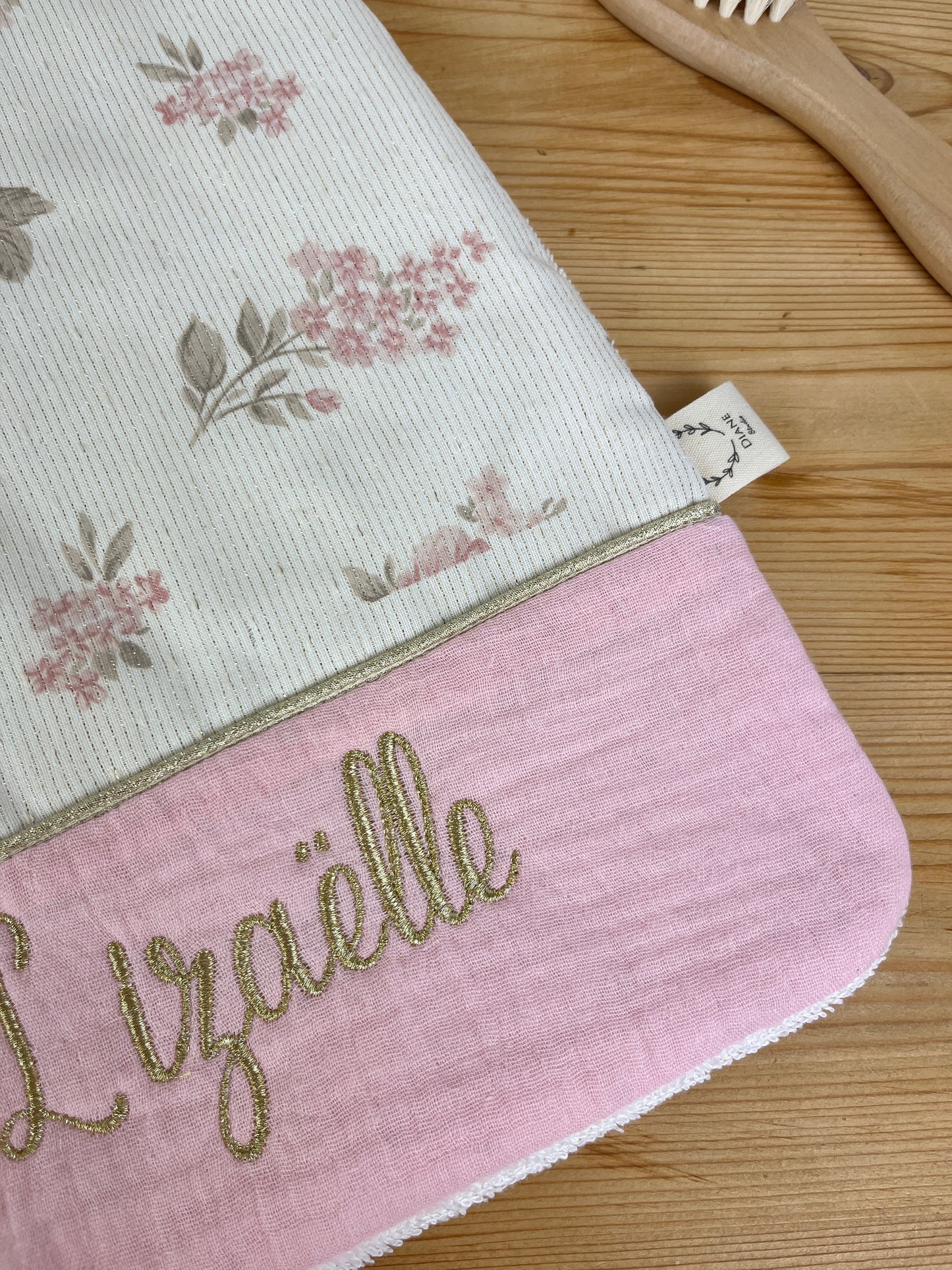 La serviette élastiquée jacquard et gaze rose