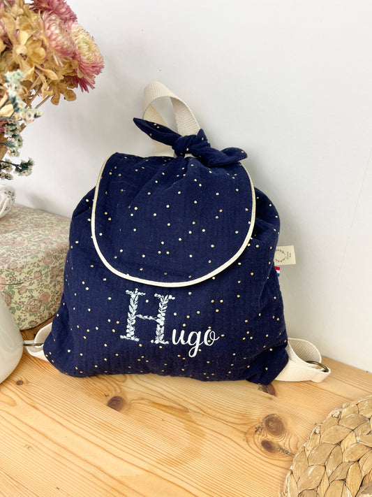 Le sac à dos enfant personnalisé Églantine double gaze marine doré et initiale feuillage