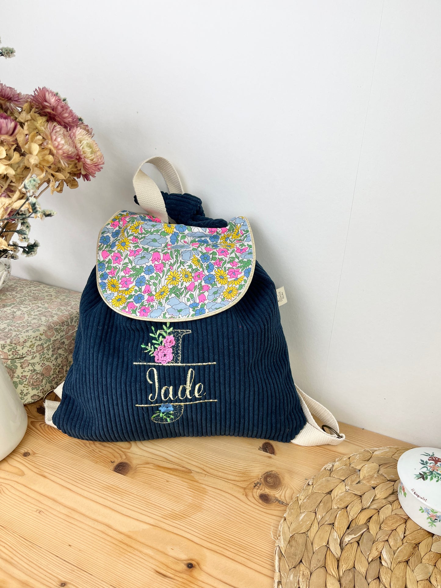 Le sac à dos enfant personnalisé Églantine velours marine et initiale dentelle