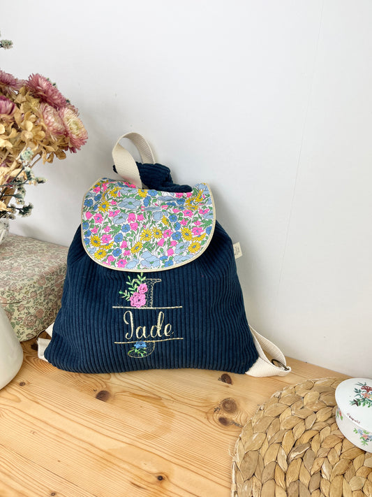 Le sac à dos enfant personnalisé Églantine velours marine et initiale dentelle