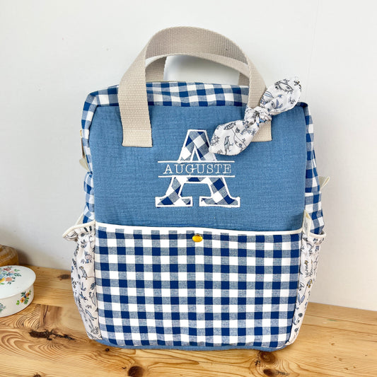Le sac à dos enfant Ombeline personnalisé vichy marine et Liberty théo