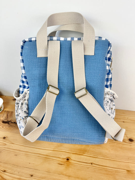 Le sac à dos enfant Ombeline personnalisé vichy marine et Liberty théo